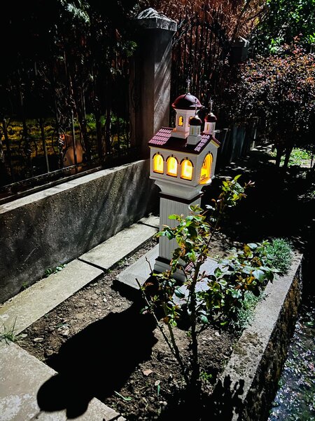 Mini Bisericuta cu postament